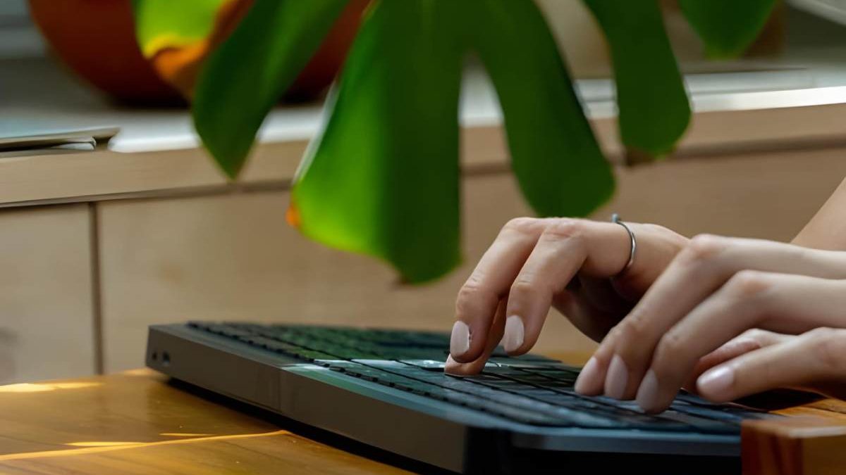 How do I Connect my Logitech k850 Keyboard?